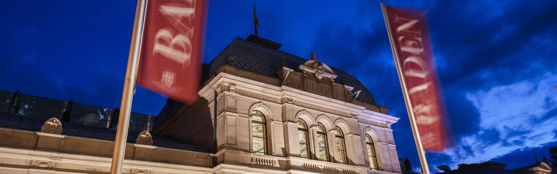 WEB_Baden-Baden Festspielhaus außen Fahnen